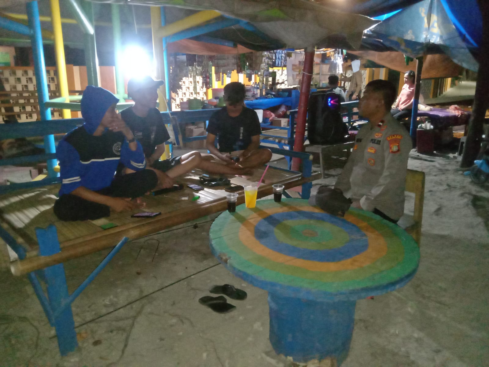 Polsek Kepulauan Seribu Selatan: Patroli Malam Dialogis untuk Cegah Kenakalan Remaja dan Tingkatkan Kemanan Wilayah