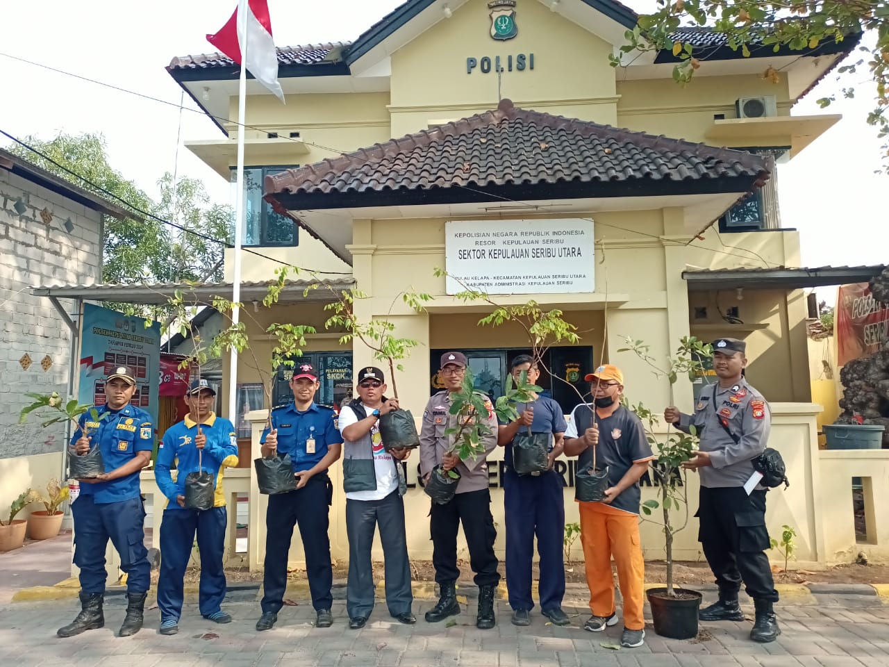Sinergi Polri dan Pemerintah Lokal di Kepulauan Seribu Utara dalam Penanaman Pohon untuk Mengatasi Polusi Udara