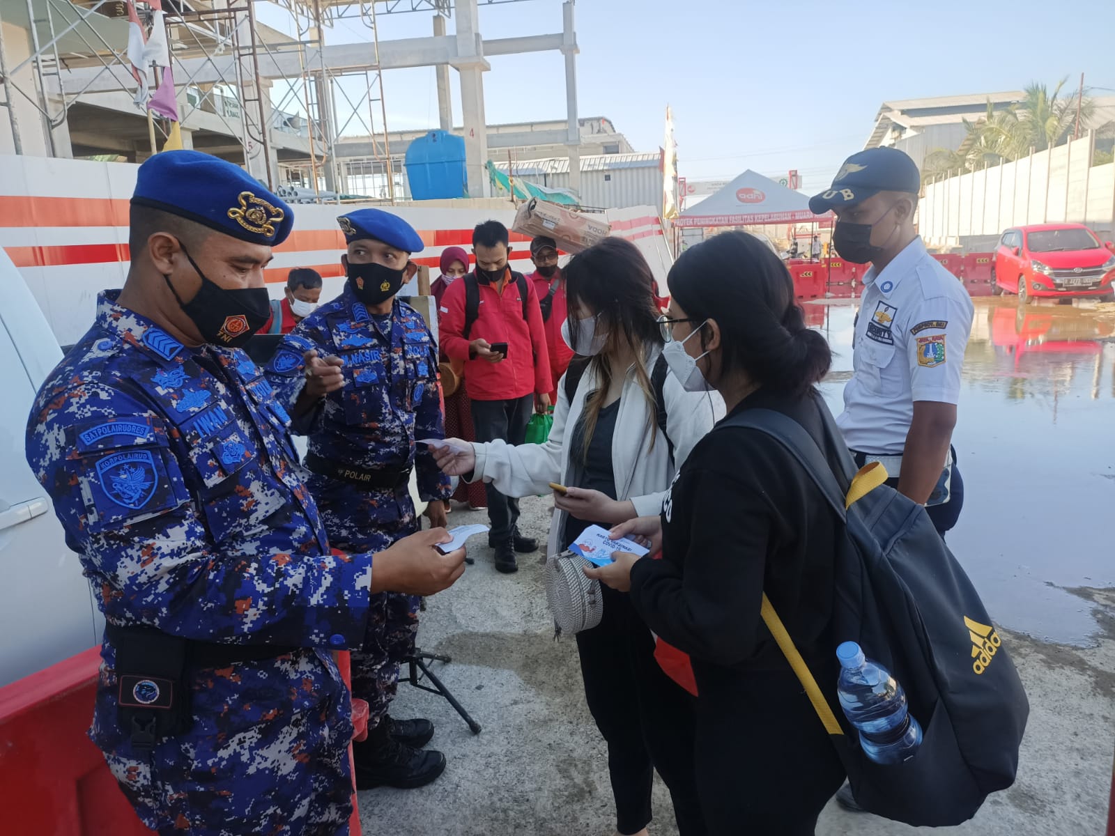 Polres Kep Seribu Terus Giatkan Pengawasan Protokol Kesehatan Kepada Warga dan Wisatawan Yang Akan ke Pulau di Dermaga Kaliadem Muara Angke