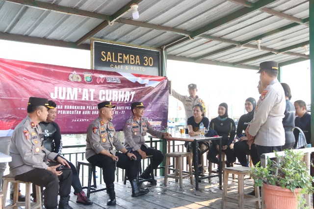Kapolres Kepulauan Seribu Menggelar "Jumat Curhat" di Pulau Pramuka: Mendengarkan, Mencatat, dan Memberikan Solusi untuk Warga dan Wisatawan