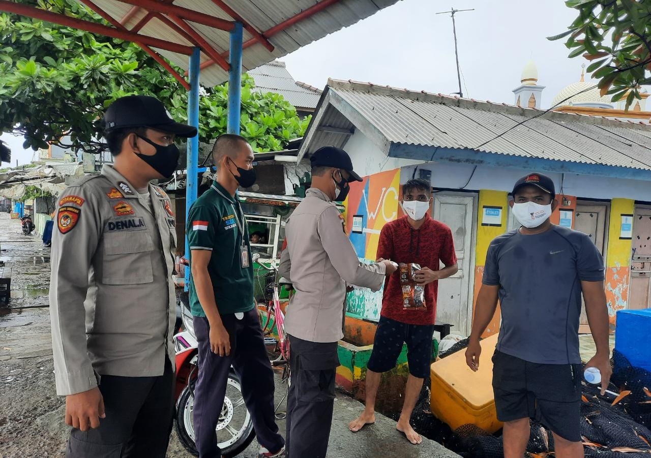 Saat Bagikan Masker ke Warga, Polsek Kep Seribu Utara Himbau Warga Terus Terapkan ProKes