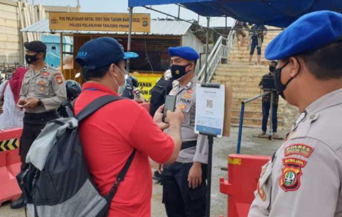 Cegah COVID19 Gelombang 3, Polres Kep Seribu Perketat Was ProKes dan Wajibkan 234 Penumpang Kapal Ke Pulau Scan PeduliLindungi di Pelabuhan Kaliadem