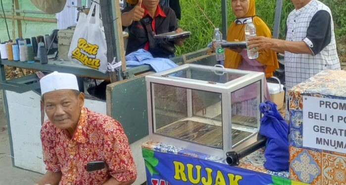 Dari Perawat Taman Sampai ke Pedagang Bendera, PROGRAM JUMAT BERKAH WARTAWAN Konsisten Berbagi Keliling Wilayah