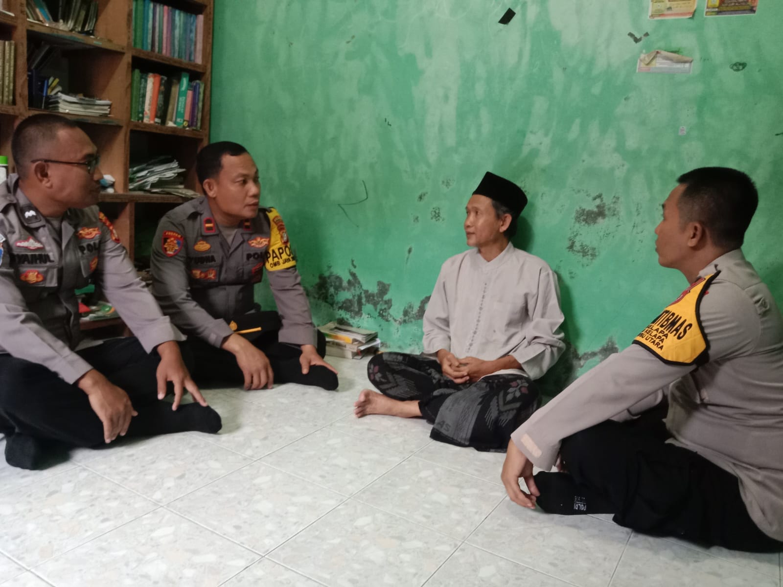 Wakapolsek Kepulauan Seribu Utara dan Bhabinkamtibmas Sambangi Tokoh Agama untuk Mencegah Radikalisme dan Hoax