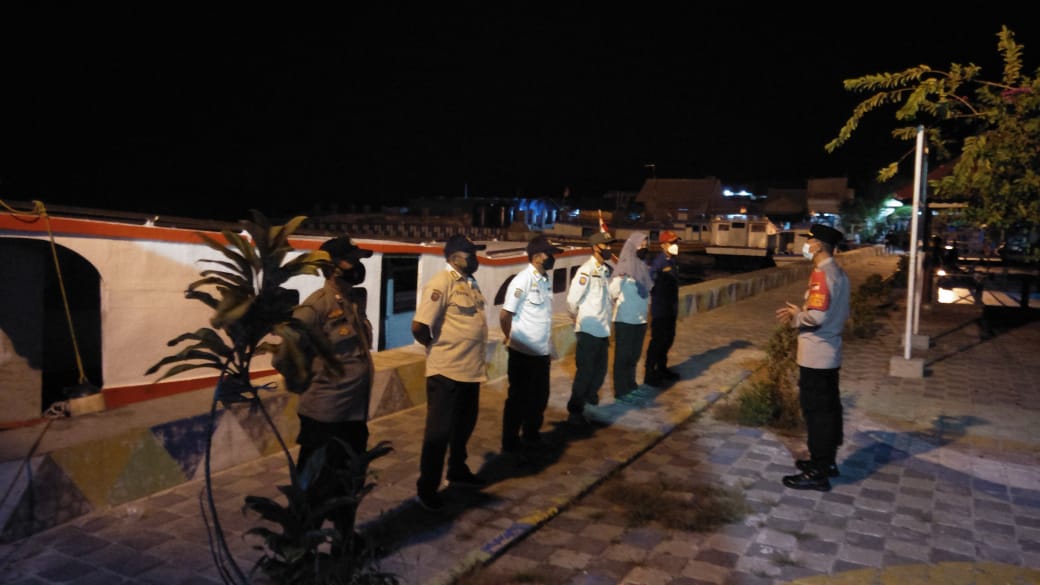 Saat Patroli Malam Hari, Polsek Kep Seribu Utara Lakukan Pengawasan ProKes