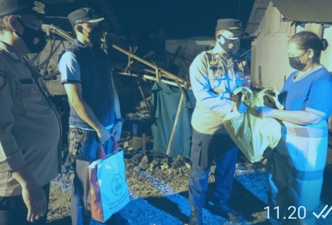 Akibat Hujan Deras dan Angin Kencang Satu Rumah Warga Roboh, Kapolsek Kep Seribu Utara Hadir Beri Bantuan