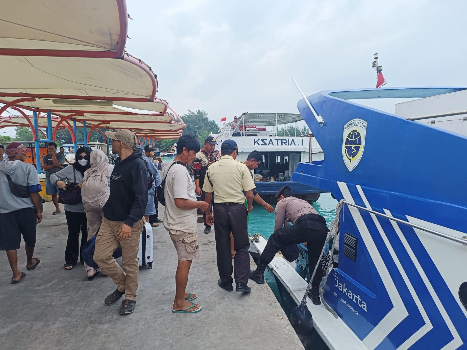 Polsek Kepulauan Seribu Utara Kedepankan Sikap Humanis, Bantu Penumpang Turun dari Kapal Demi Keselamatan dan Kenyamanan Wisatawan