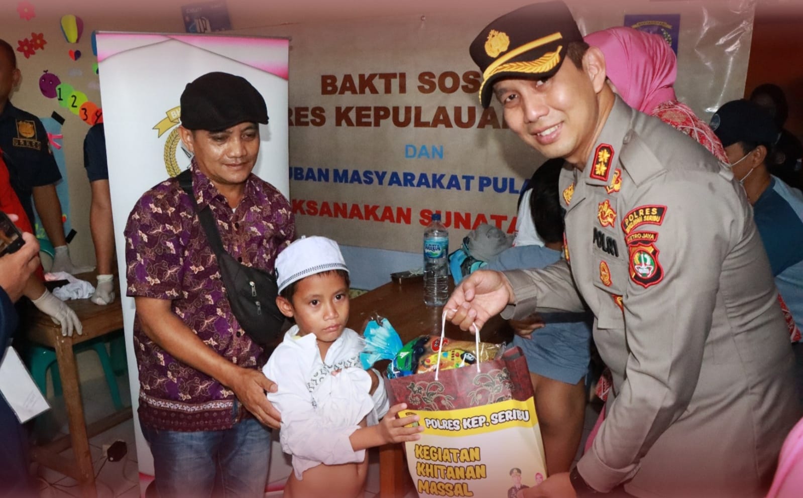 Sambut HUT Bhayangkara ke 77: Polres Kepulauan Seribu Gelar Sunatan Massal di Pulau Lancang