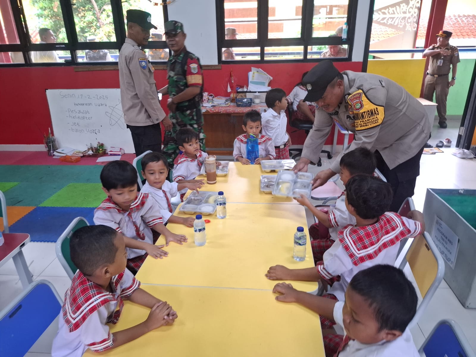 Bhabinkamtibmas Pulau Pramuka dan Kanit Binmas Polsek Kepulauan Seribu Monitoring Kegiatan Makan Siang Bergizi  