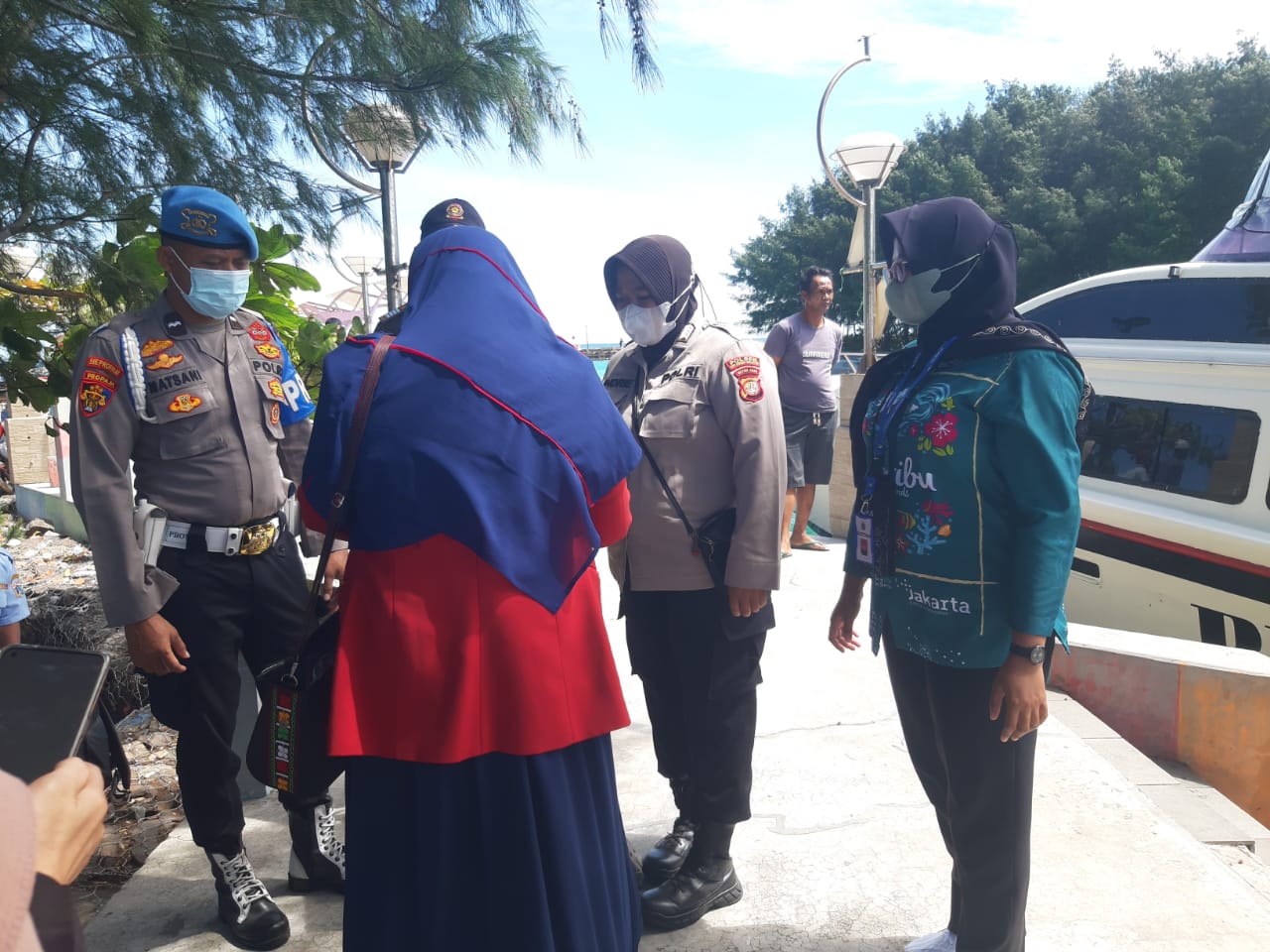 Giat Pengamanan Dermaga Kedatangan Oleh Polwan Polsek Kepulauan Seribu Selatan