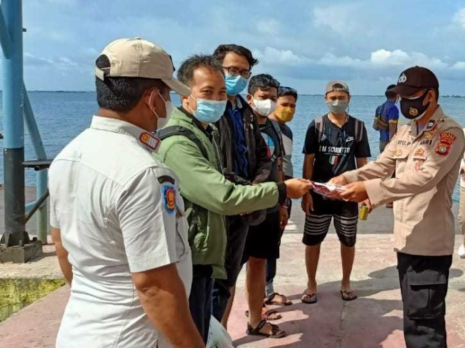 Saat Bagikan 900 Masker ke Warga, Polres Kep Seribu Sampaikan Imbauan ProKes