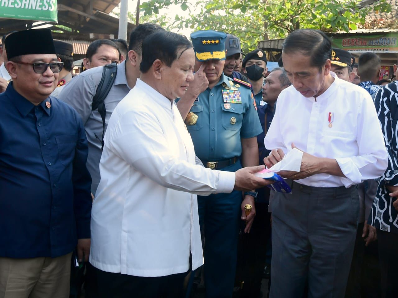 Momen Prabowo Sigap Bawakan Tissue untuk Presiden Jokowi di Pekalongan