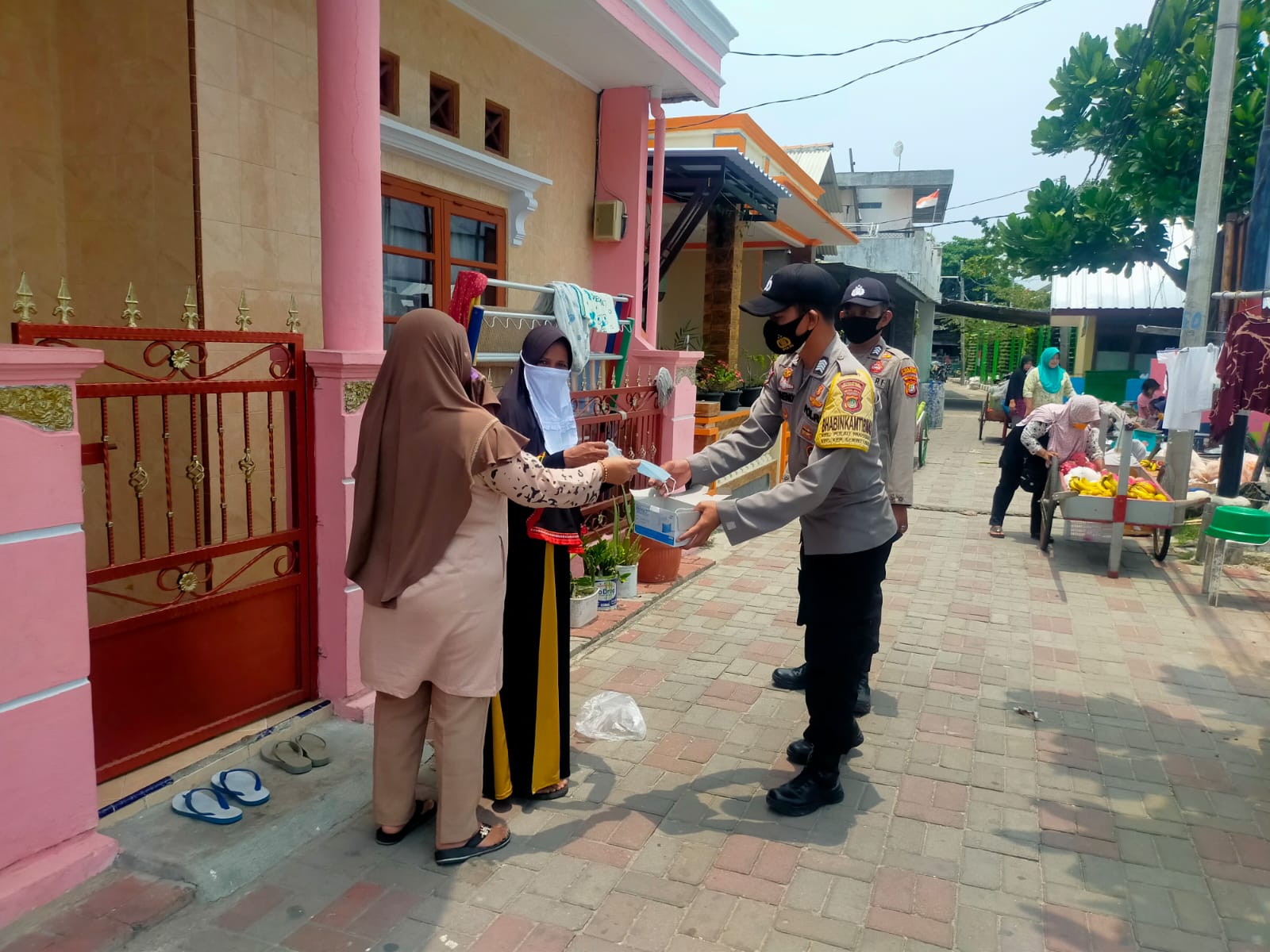Cegah Sebaran COVID-19, Polres Kepulauan Seribu Himbau ProKes dan Bagikan 1.400 Masker