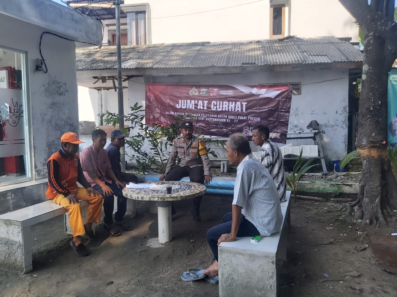 Bhabinkamtibmas Pulau Sabira Beri Dukungan Jumat Curhat untuk Nelayan di Tengah Cuaca Buruk