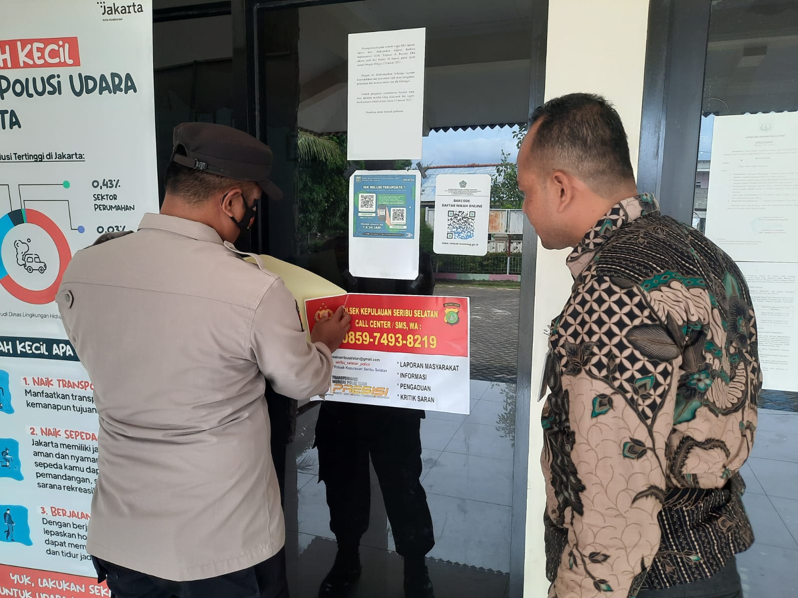 Pelayanan Terbaik, Bhabinkamtibmas Polres Kepulauan Seribu Tempel Pamflet Berisi Hotline Polres Maupun Polsek