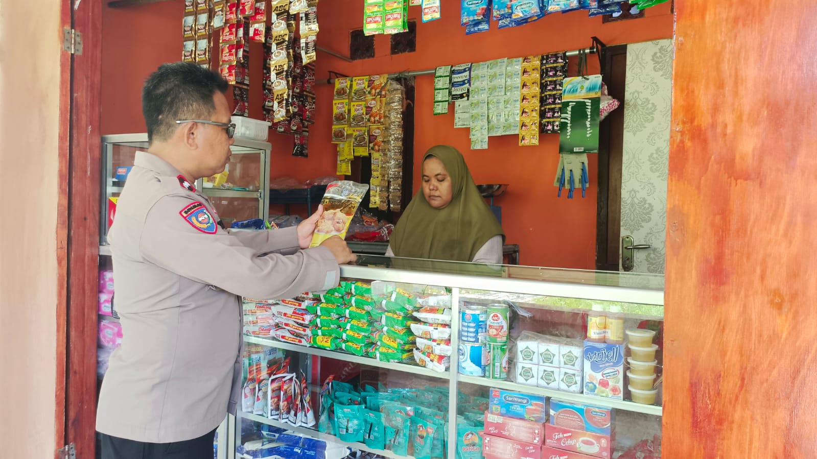 Bhabinkamtibmas Pulau Untung Jawa Pastikan Ketersediaan Bahan Pangan Aman Selama Bulan Puasa Ramadhan