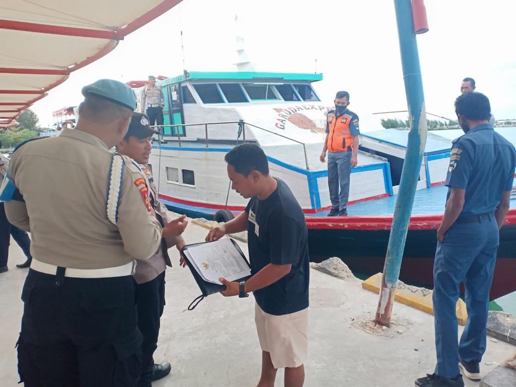 Bersinergi Dengan Instansi Terkait, Polsek Kepulauan Seribu Utara Lakukan Pengecekan Kapal Tradisional