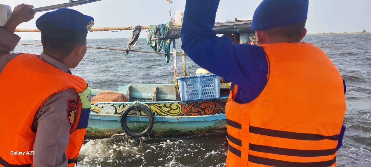 Team Patroli Satuan Polair Polres Kepulauan Seribu Berjaga di Perairan Pulau Pari untuk Menjaga Keamanan Laut