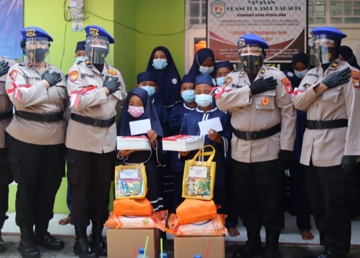 Sambut HUT Polwan Ke 73, Polwan Polres Kep Seribu Adakan Baksos