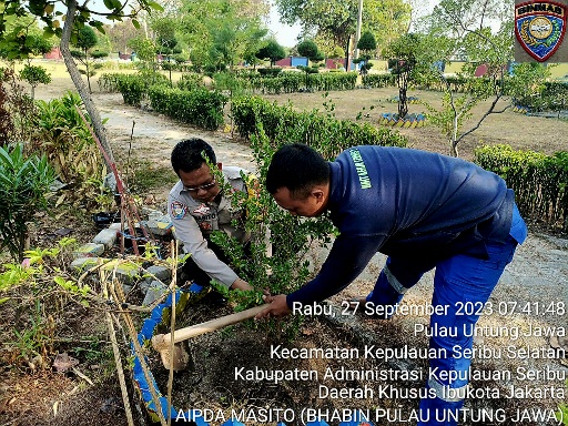Polsek Kepulauan Seribu Selatan, Polres Kepulauan Seribu, dan Masyarakat Bersatu Tanam Pohon di Setiap Pulau untuk Bersihkan Udara