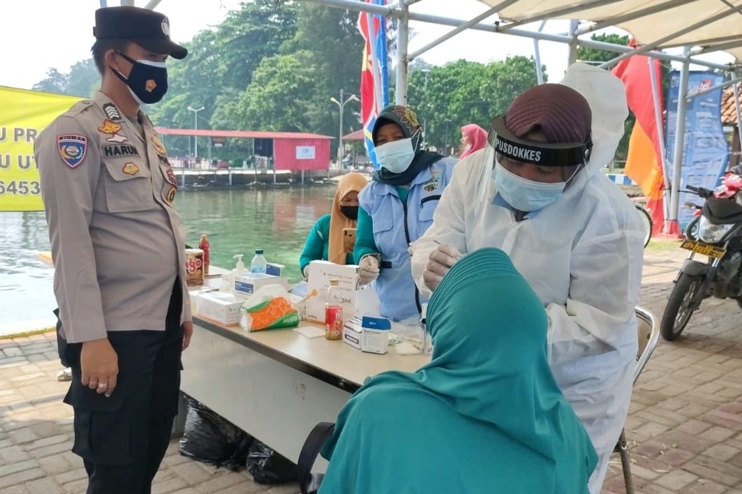 Swab Antigen 32 Warga, KTJ Polsek Kep Seribu Utara Terus Cegah Penyebaran Covid-19
