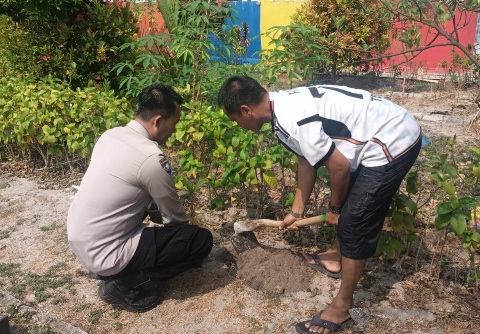 Polsek Kepulauan Seribu Utara dan Warga Bersatu Menanam Pohon untuk Bersihkan Udara