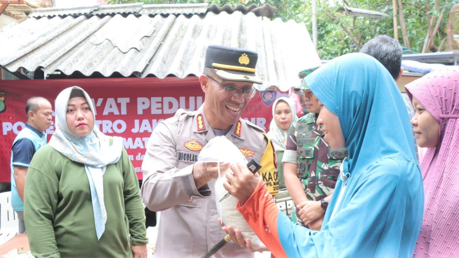 Polres Metro Jaktim Adakan Jumat curhat dan Jumat Peduli Serta Salurkan Bantuan Beras Kepada Warga Slum Area
