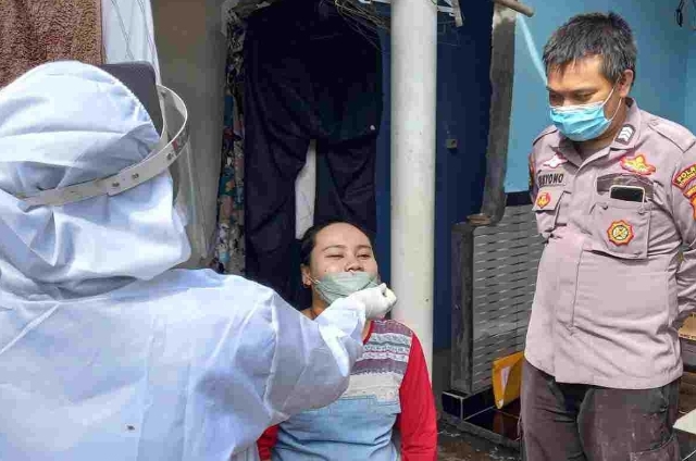Polsek Kep Seribu Utara Terus Gelar Testing Swab Antigen COVID19 Door to Door ke Warga