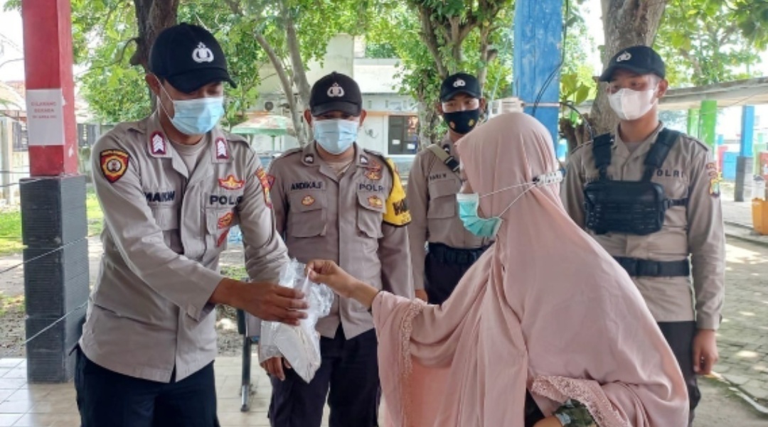 Himbau ProKes dan Bagikan 1.100 Masker Ke Warga, Polres Kepulauan Seribu Cegah Sebaran COVID-19