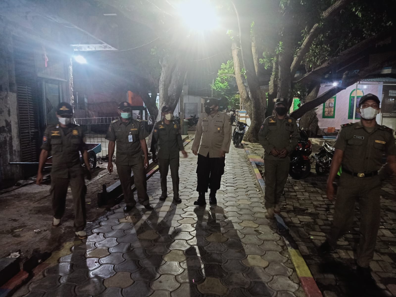 Bersinergi, Polsek Kepulauan Seribu Selatan dan Satpol PP Kelurahan Laksanakan Patroli Malam
