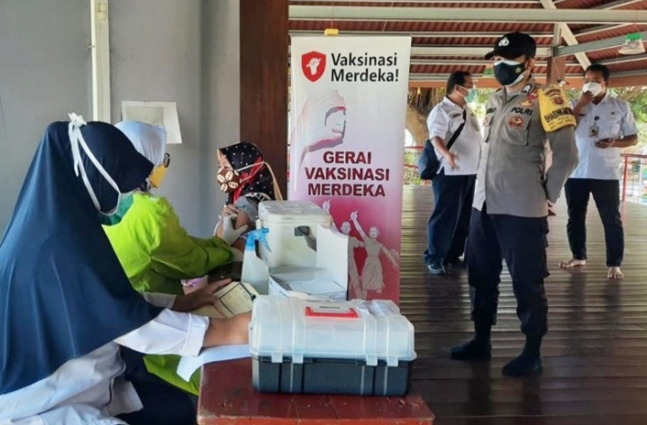 454 Warga di Sembilan Pulau Pemukiman Jalani Suntik di Gelaran Vaksinasi Merdeka Covid-19 Polres Kep Seribu