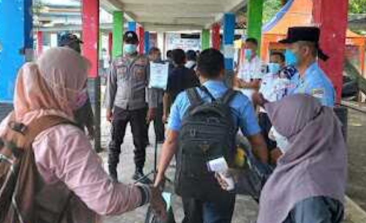 Pospam Ops Lilin Jaya-2021 Pulau Tidung Ketatkan Pengawasan ProKes dan Wajibkan 42 Penumpang Kapal Baru Tiba Scan Barcode Peduli Lindungi