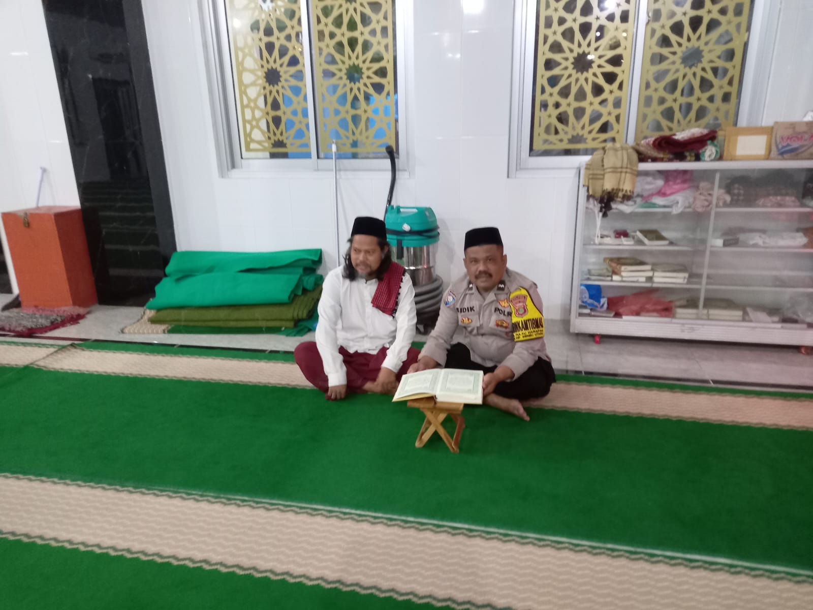 Bhabinkamtibmas Pulau Harapan Sertakan Warga dalam Giat Hataman dan Tadarus Quran di Bulan Ramadhan