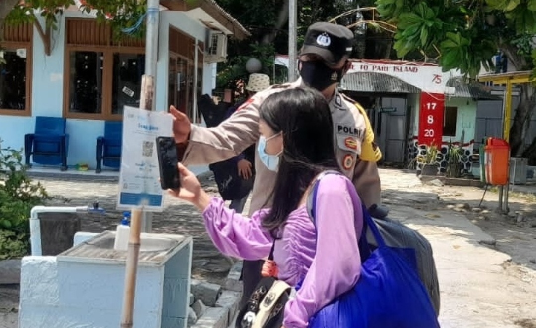 131 Warga Tiba di 4 Dermaga Kedatangan Dipandu Scan Barcode Aplikasi Peduli Lindungi oleh Polsek Kep Seribu Selatan