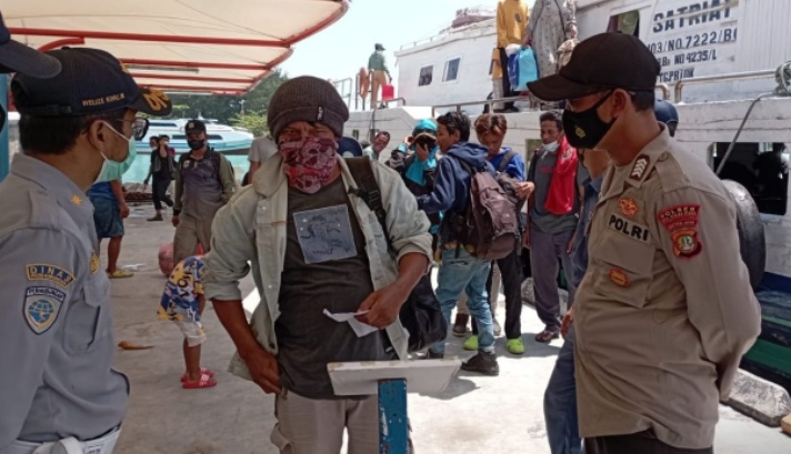 PPKM Level 2, Polsek Kepulauan Seribu Utara Perketat Pengawasan ProKes di Dermaga Kedatangan