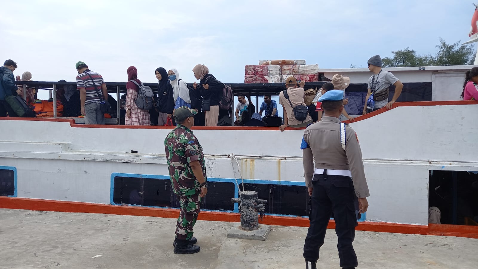 Polsek Kepulauan Seribu Utara Melakukan Pengmananan Di Dermaga Pulau Harapan