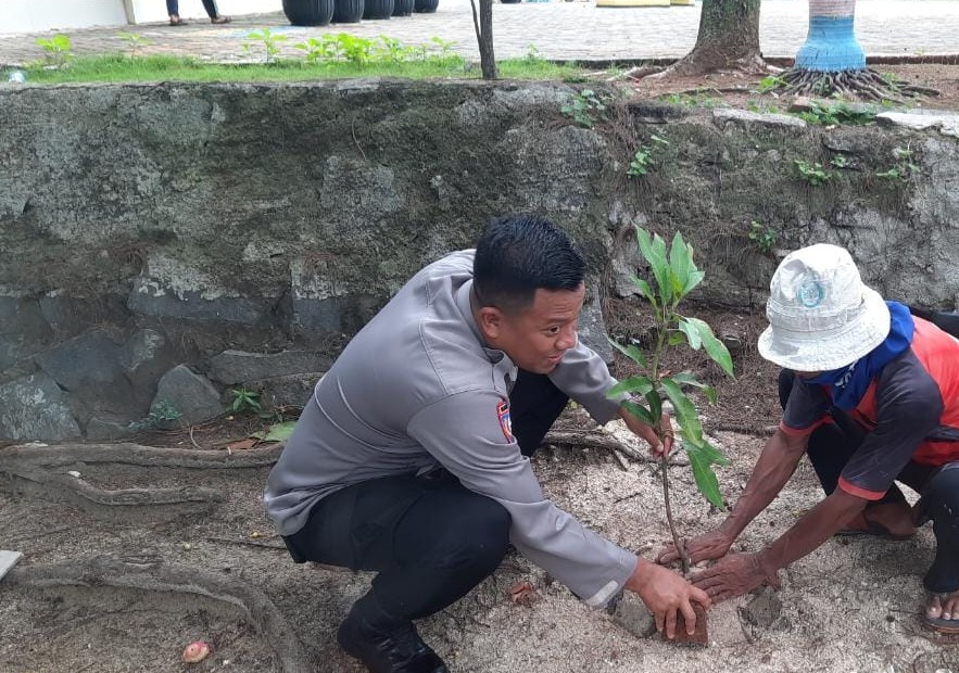 Polsek Kepulauan Seribu Selatan Giat Tanam Pohon 'Birukan Langit' untuk Mempertahankan Kualitas Udara