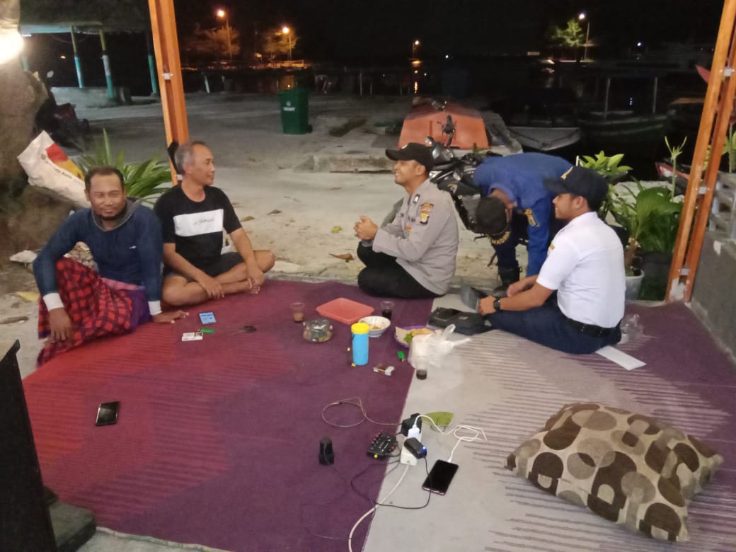 Patroli Malam Sampaikan Himbuan Kamtibmas Ke Warga Pulau Tidung