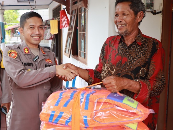 Berikan Bantuan Life Jacket, Bentuk Perhatian Kapolres Kepulauan Seribu Kepada Warganya