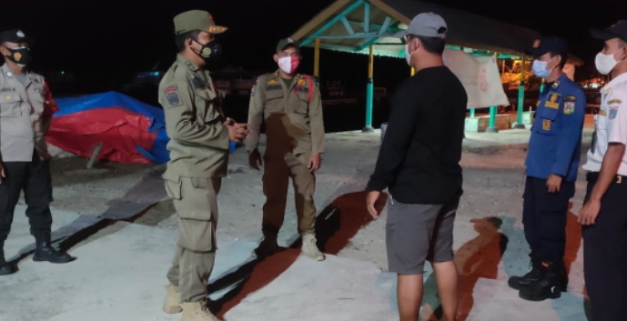 Polsek Kep Seribu Selatan Giatkan Patroli Pengawasan Malam Hari, Sampaikan Himbauan ProKes