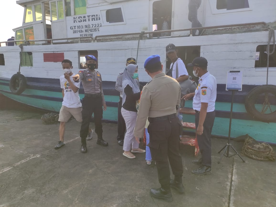 Di Dermaga Keberangkatan, Polres Kep Seribu Himbau 116 Warga Yang Akan Ke Pulau Taat Prokes