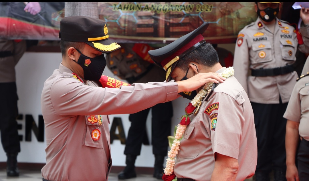 Lepas Sepuluh Personel Pensiun, Kapolres Kepulauan Seribu Pimpin Acara Wisuda Purna Bhakti
