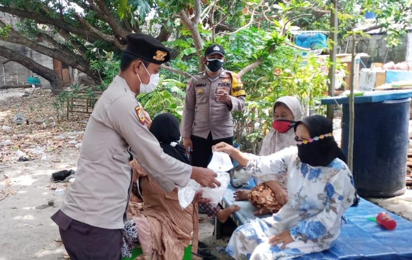 Bagikan Masker, Polres Kep Seribu Ajak Warga Taat ProKes