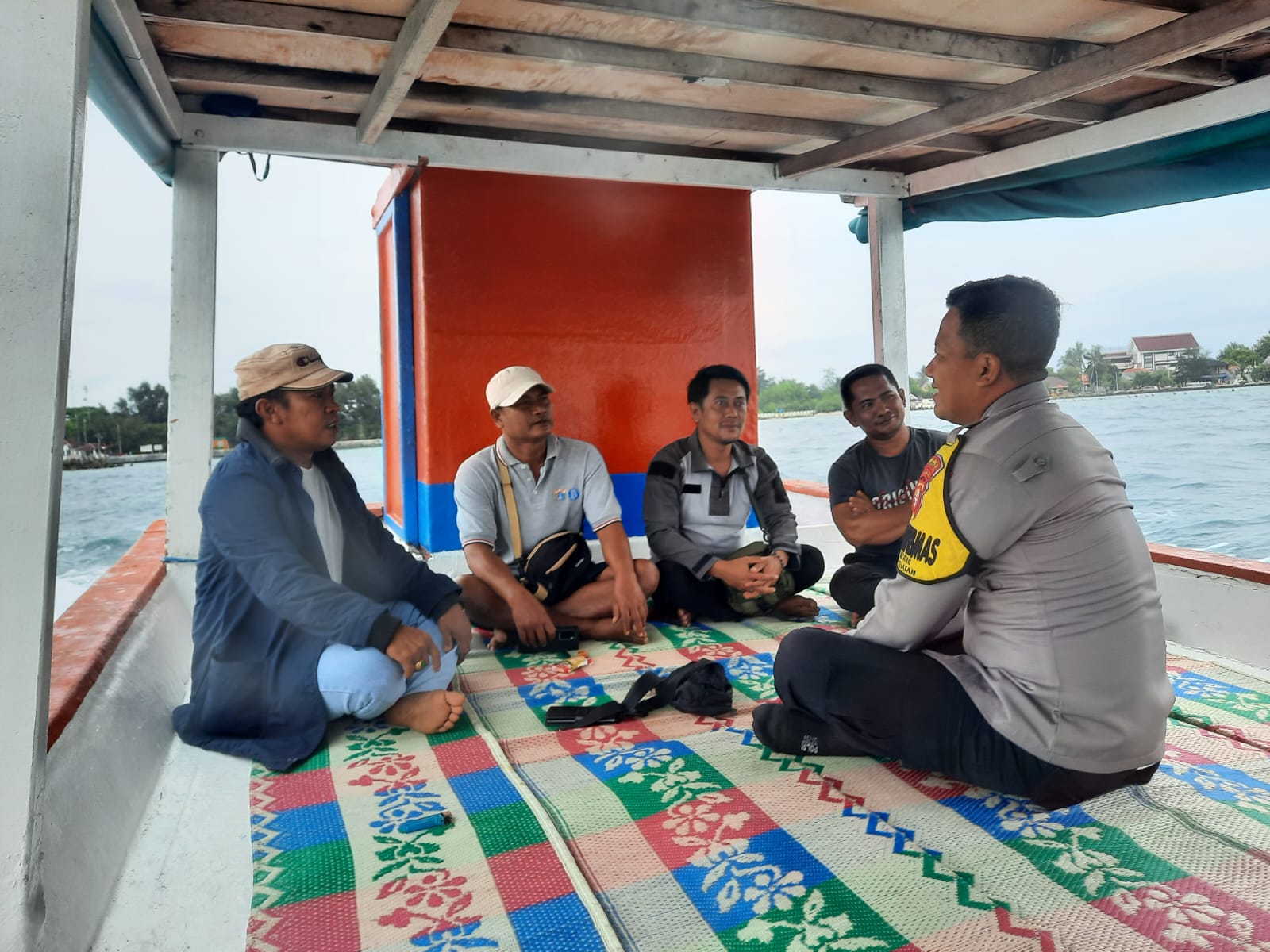 Sambang Di Atas Kapal, Briptu Tulus Ajak Warga Jaga Kamtibmas Demi Ciptakan Rasa Nyaman