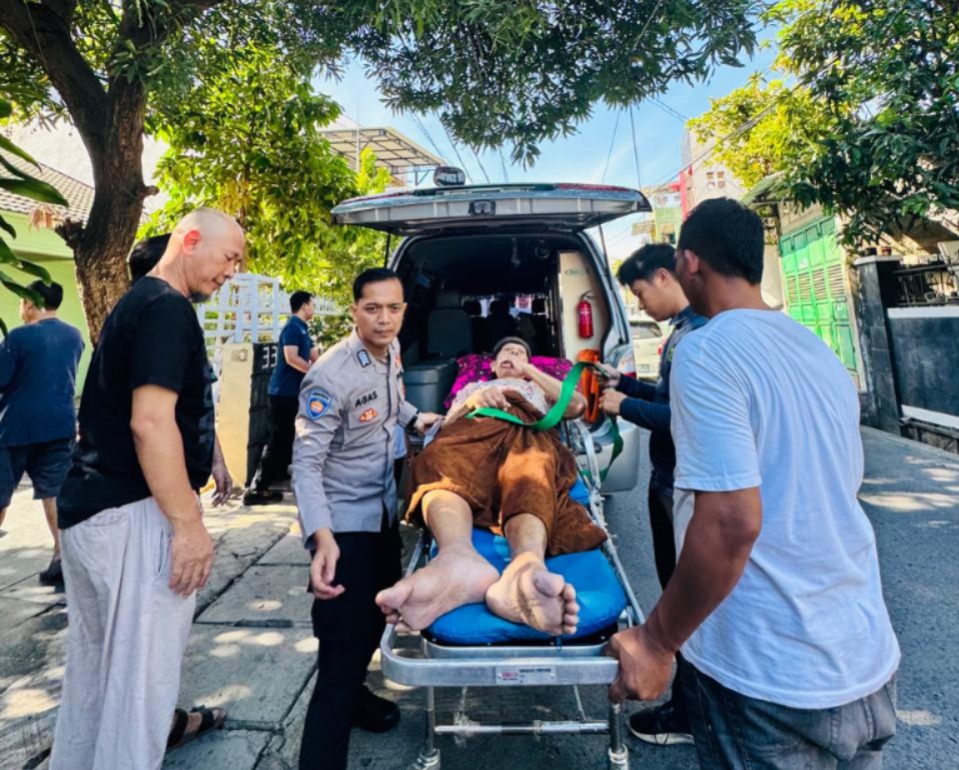 Anggota Polres Kepulauan Seribu Bripka Agus Setiawan Bantu Lansia Sakit, Segera Evakuasi ke RS Koja dengan Ambulans Polres