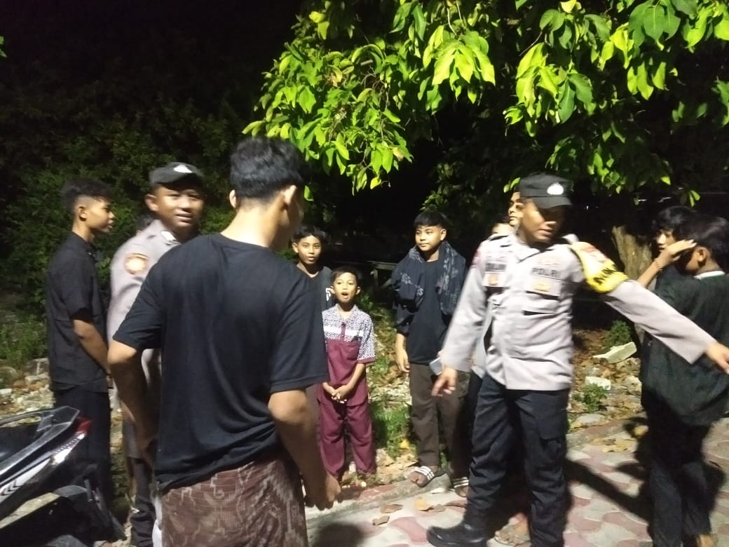 Patroli Malam Pulau Tidung Berikan Himabauan Kamtibmas Ke Wisatawan