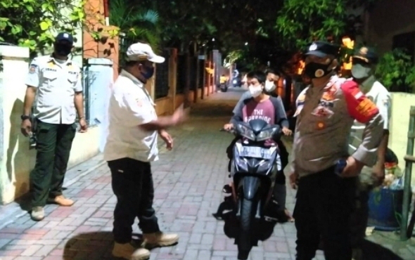 Ingatkan Warga, Polsek Kep Seribu Utara Gelar Patroli Pengawasan Malam Hari Sampaikan Himbauan ProKes