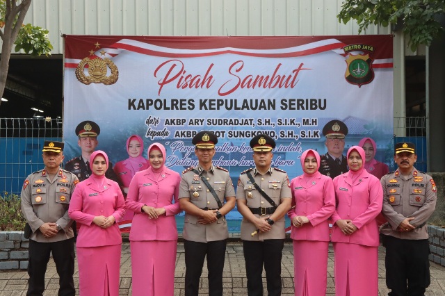 Sertijab Kapolres Kepulauan Seribu: AKBP Ary Sudradjat Menyerahkan Tongkat Kepemimpinan kepada AKBP Jarot Sungkowo dalam Upacara yang Sarat Tradisi
