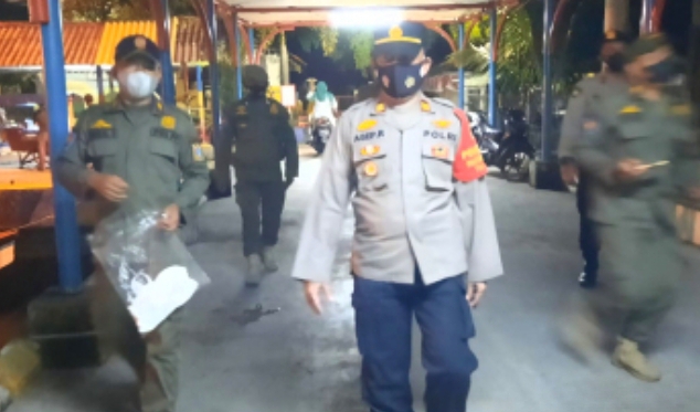 Kapolsek Kep Seribu Utara Pimpin Giat Pengawasan ProKes Malam Hari di Pulau Kelapa
