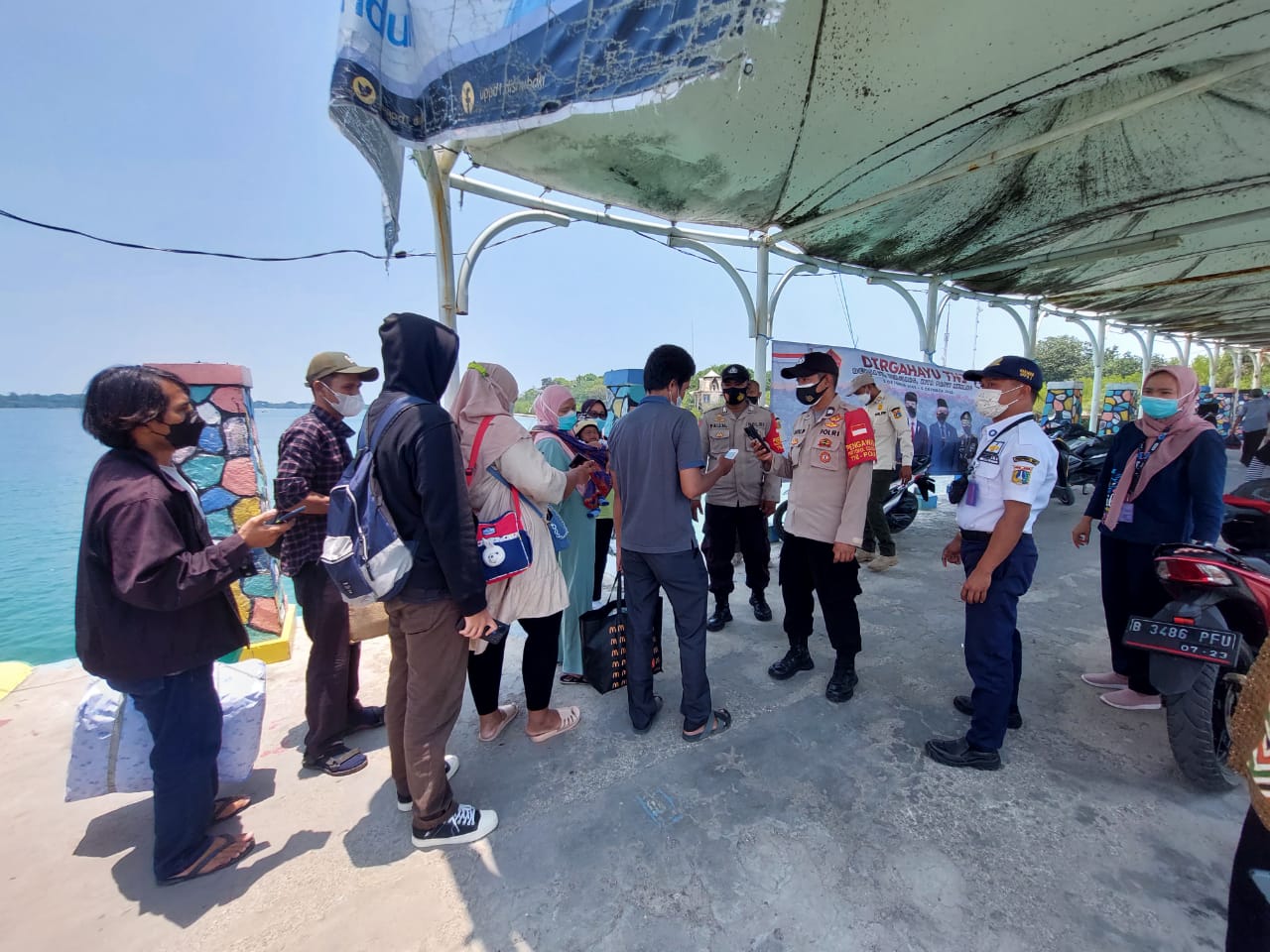 Bersama Satgas COVID-19, Polsek Kep Seribu Selatan Perketat Aturan ProKes di Dermaga Kedatangan